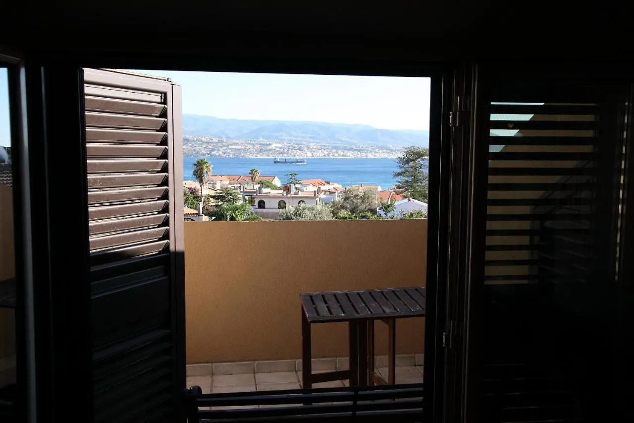 Domus Aurige Villa Messina 0*,